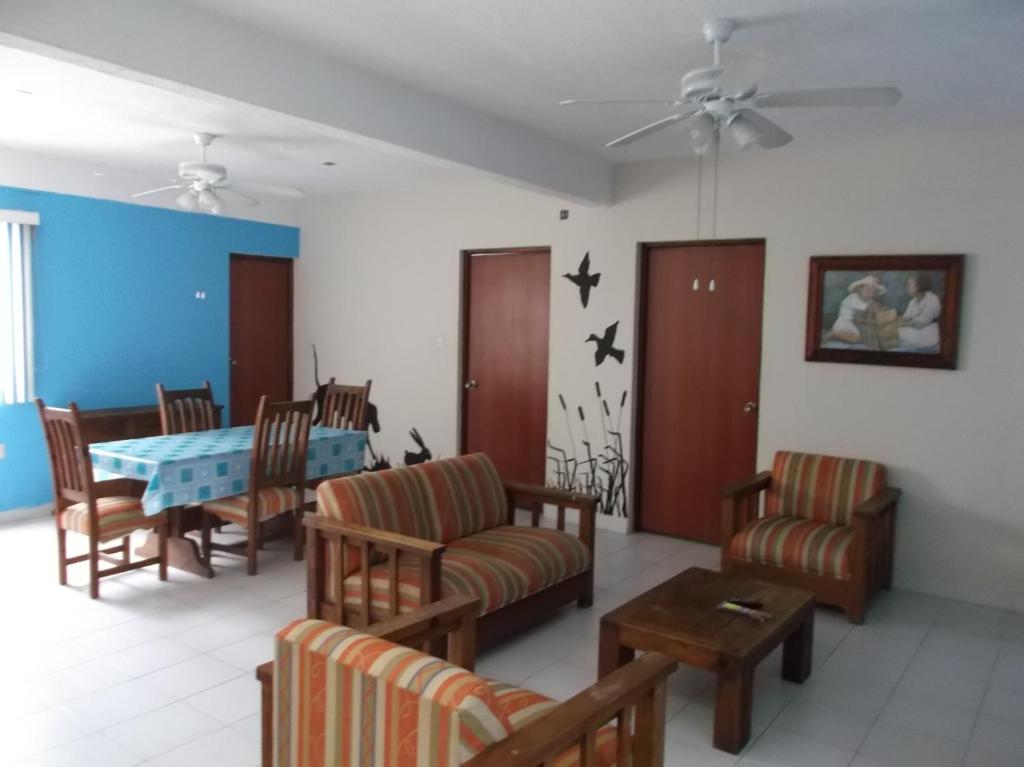 sala de estar con mesa y sillas en Inmobiliaria Percales en Veracruz
