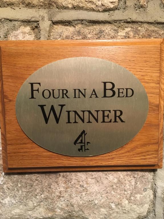 een bord met vier in een bed winnaar bij Gooseford Farm in Okehampton