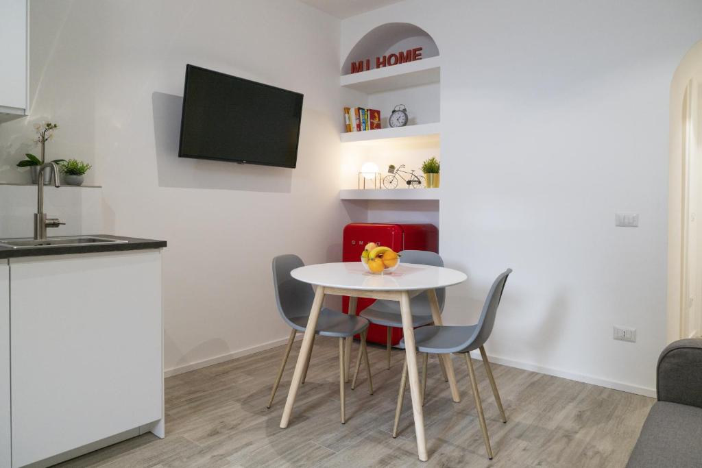 Televízia a/alebo spoločenská miestnosť v ubytovaní MI HOME NAVIGLI