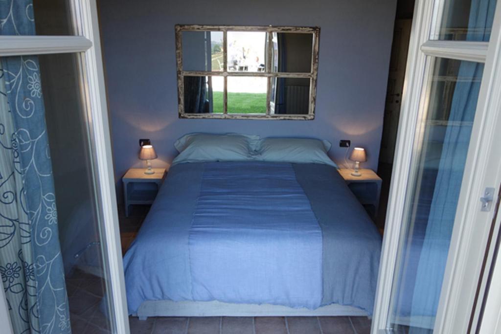 A bed or beds in a room at Locanda degli Ultimi