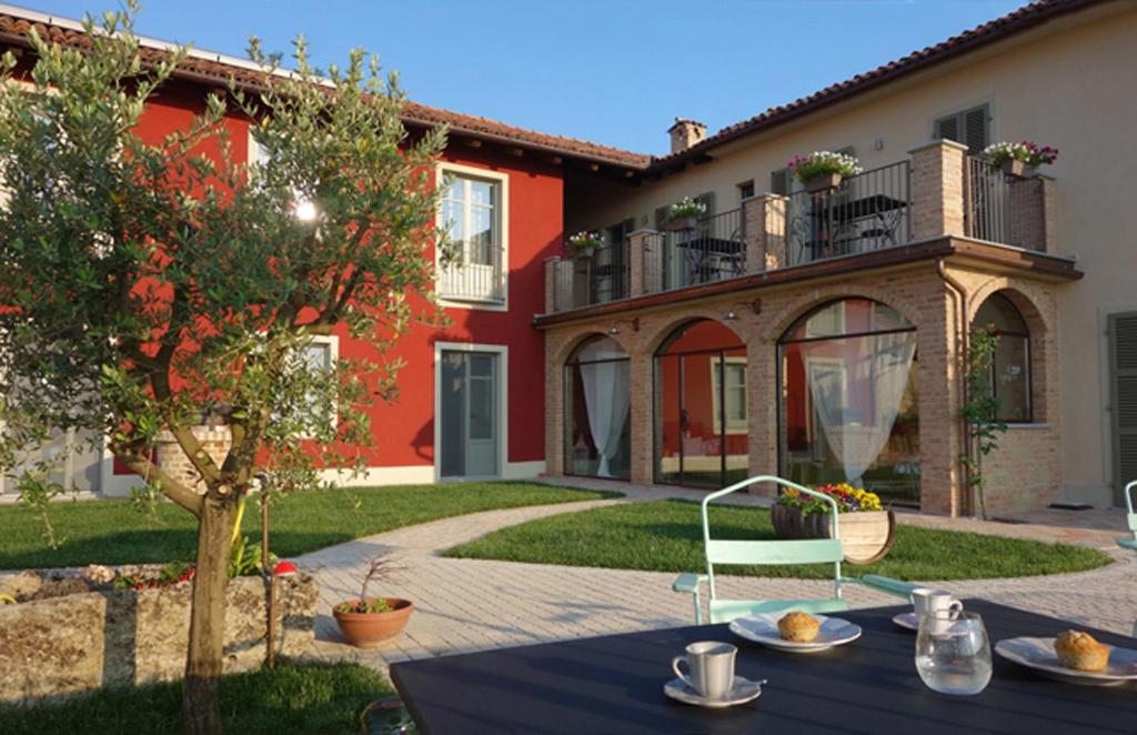 A garden outside Locanda degli Ultimi