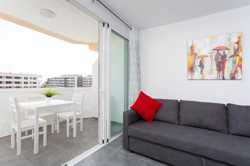 sala de estar con sofá y mesa en "Close to the sky": apartment surrounded by beaches, en Playa de las Américas
