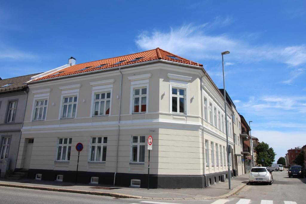 a white building on the corner of a street at KRSferie leiligheter i sentrum in Kristiansand