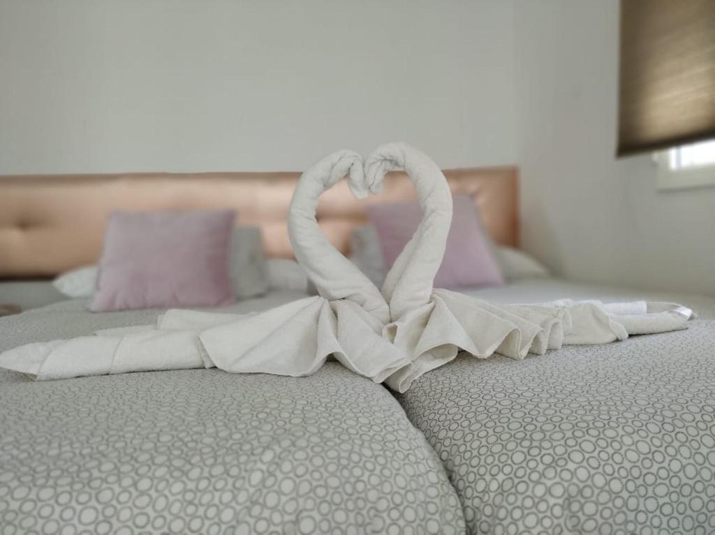 バレンシアにあるMoon Valenciaの白いリボンのベッド