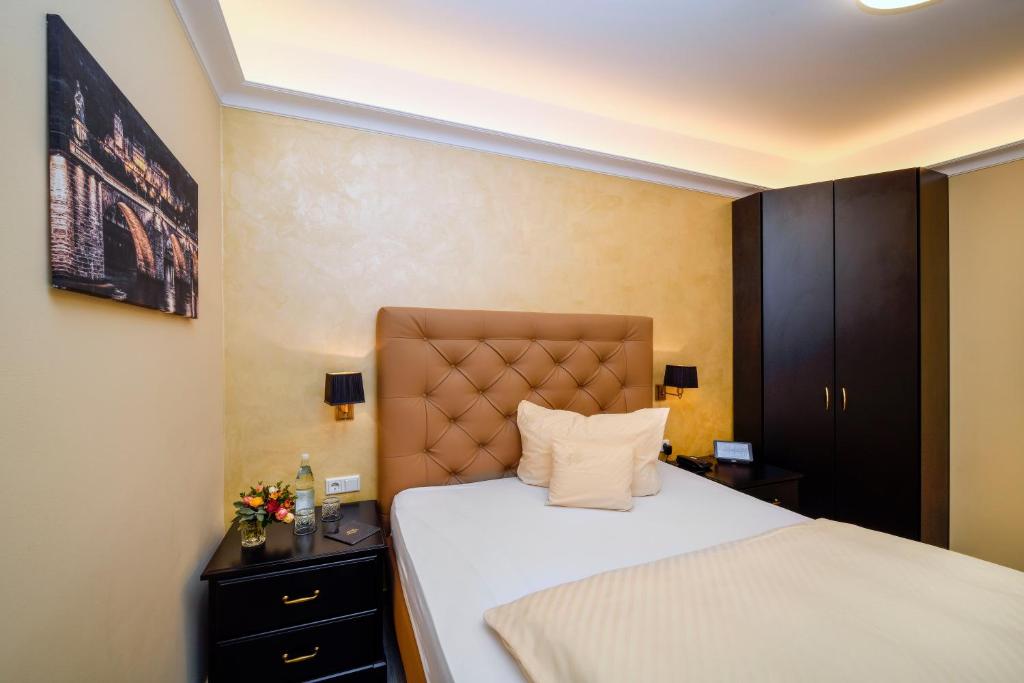 Postel nebo postele na pokoji v ubytování Hotel Heidelberger Hof