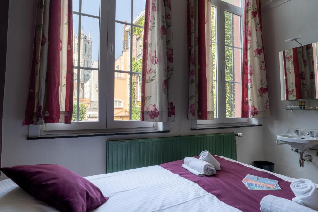 Postel nebo postele na pokoji v ubytování Flandria Hotel