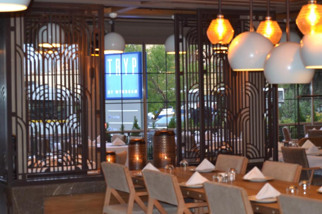 Restaurace v ubytování TRYP by Wyndham Ankara Oran