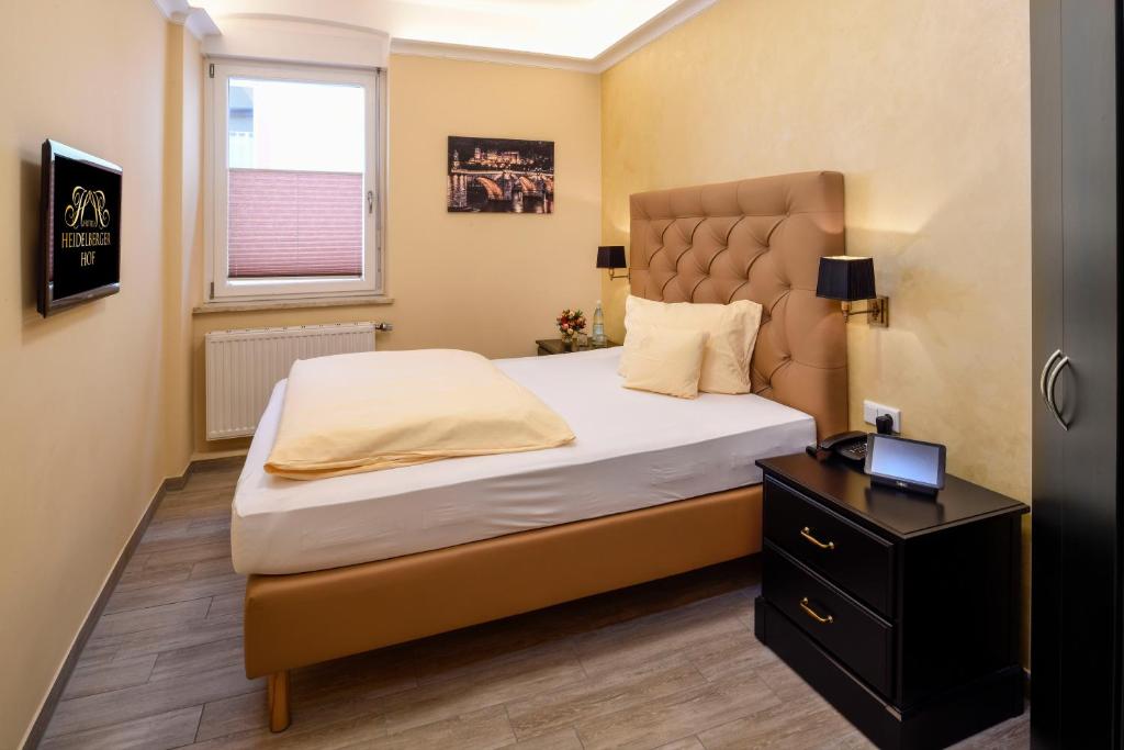 Postel nebo postele na pokoji v ubytování Hotel Heidelberger Hof