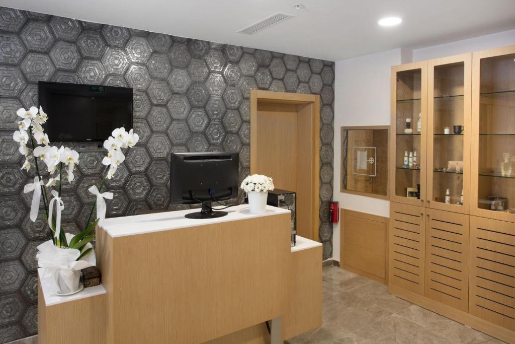 TV a/nebo společenská místnost v ubytování TRYP by Wyndham Ankara Oran