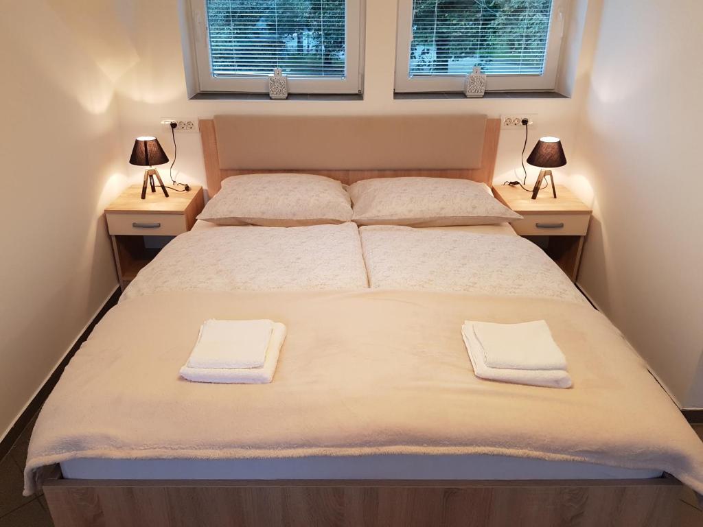 ein Schlafzimmer mit einem Bett mit zwei Handtüchern darauf in der Unterkunft 4 seasons apartment Radovljica in Radovljica