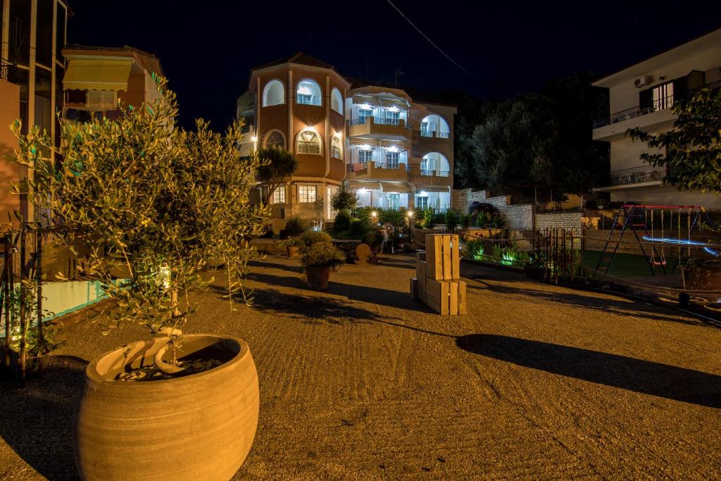 Budova, kde se aparthotel nachází
