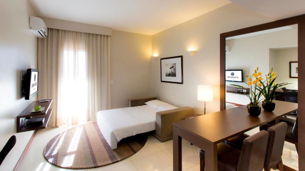  Bonaparte Hotel