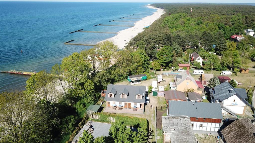 een luchtzicht op een huis en het strand bij Morena in Jarosławiec