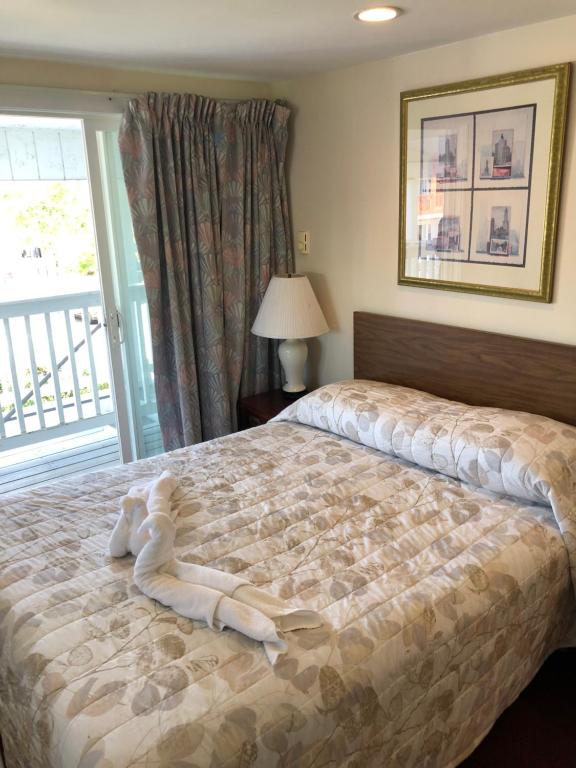 オールド・オーチャード・ビーチにあるAlouette Beach Resort Economy Roomsのベッドルーム(ベッド1台、動物の詰め物付)