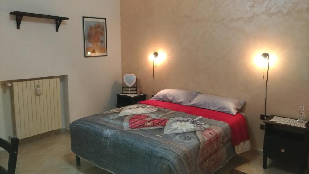 1 dormitorio con 1 cama con 2 luces encendidas en B&B Il girasole - A casa di Ale, en Oratino