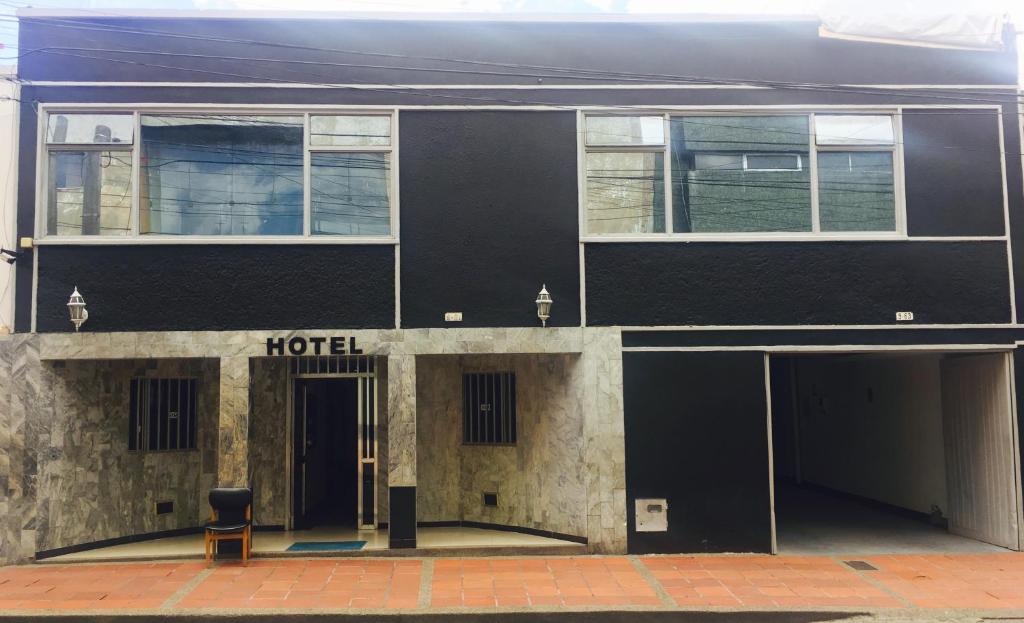 een gebouw met een hotelbord aan de zijkant bij Hotel Parkway Inn 58 Street in Bogota