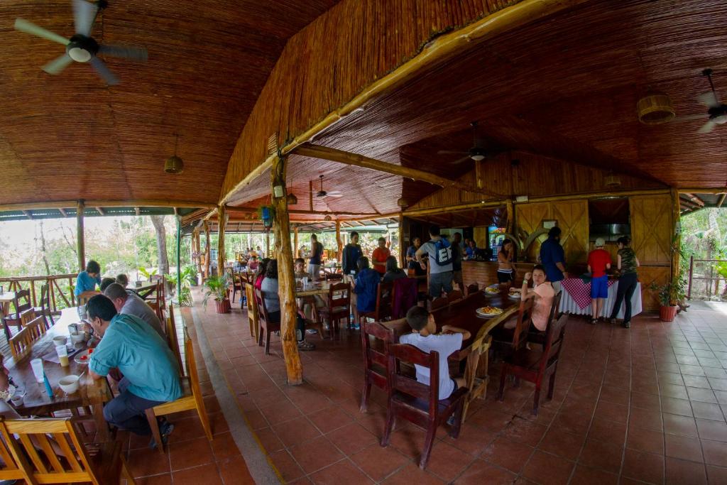 Restaurace v ubytování Cañon de la Vieja Lodge
