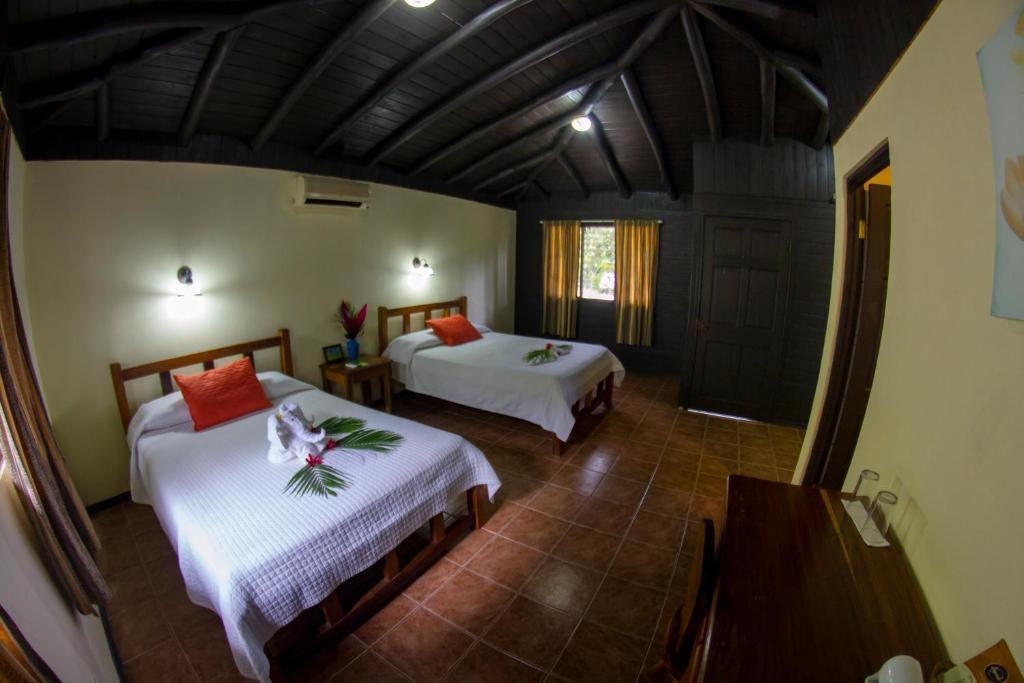 Postel nebo postele na pokoji v ubytování Cañon de la Vieja Lodge