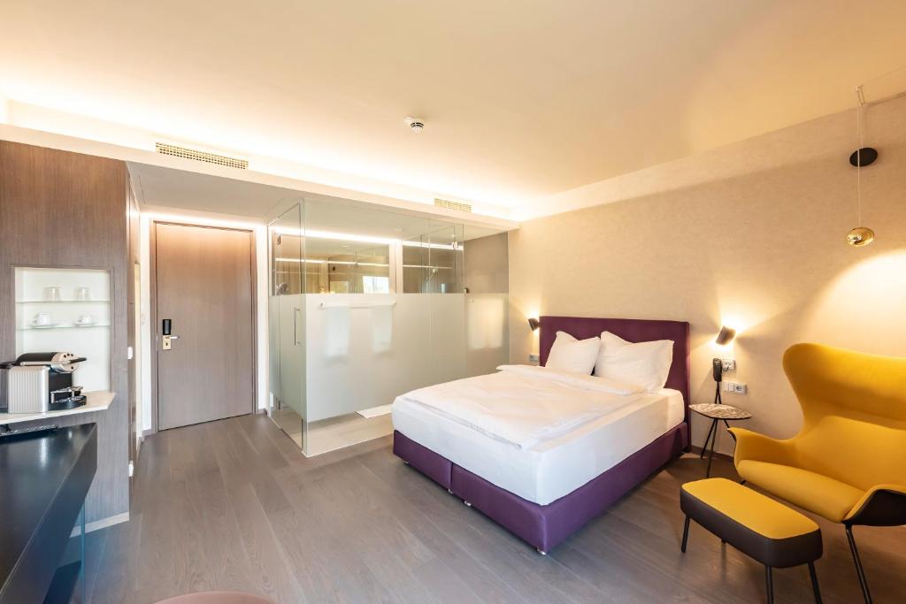 Postel nebo postele na pokoji v ubytování Hotel Gasthof Fischer