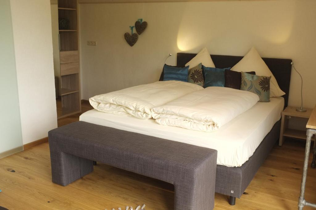 Postel nebo postele na pokoji v ubytování Dreimäderlhaus - Das vegetarische Boutique Hotel