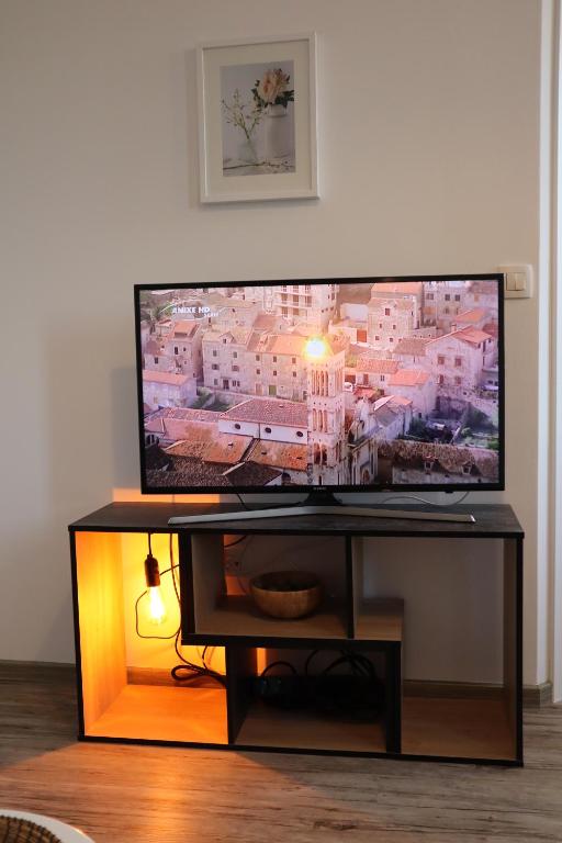 telewizor z płaskim ekranem siedzący na stole w salonie w obiekcie The Luxury Marija Apartment w Zagrzebiu