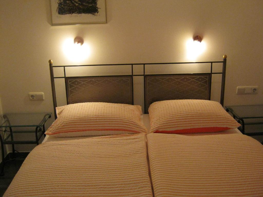 Postel nebo postele na pokoji v ubytování Apartments & Rooms Luna