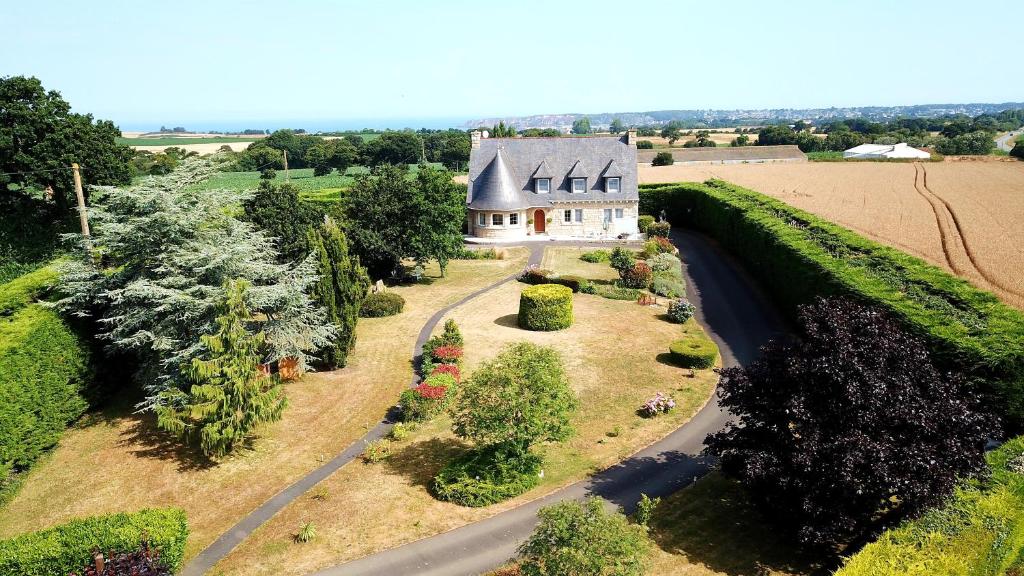 une vue aérienne sur une maison dans un champ dans l'établissement L'Horizon Holiday Apartment, à Erquy