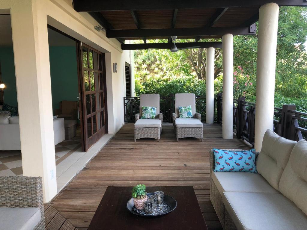 Posezení v ubytování Blue Bay BEACH Villa 25 3-min beach-pool-golf