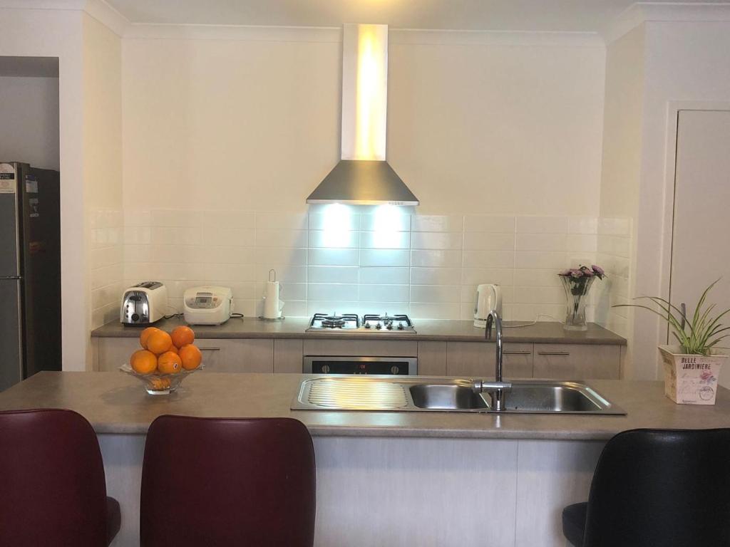 Kuchyň nebo kuchyňský kout v ubytování Melbourne Lakes 2BR House