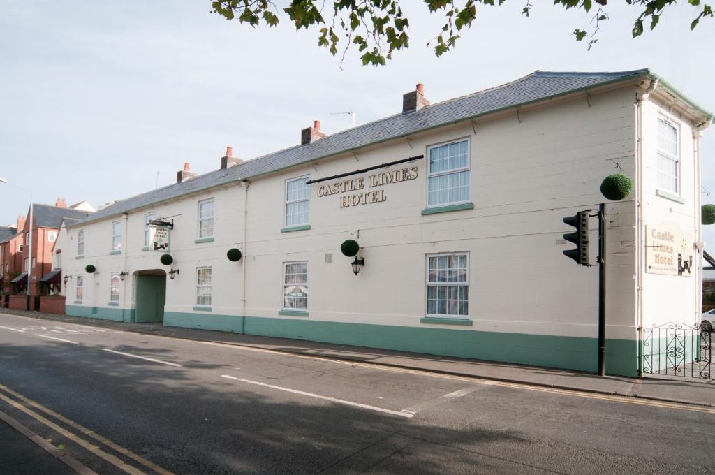 a white building on the side of a street at Castle Limes Hotel in Warwick