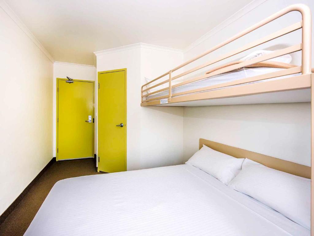 Postel nebo postele na pokoji v ubytování ibis Budget Coffs Harbour