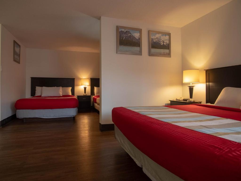 Postel nebo postele na pokoji v ubytování Best Budget Inn & Suites Kamloops