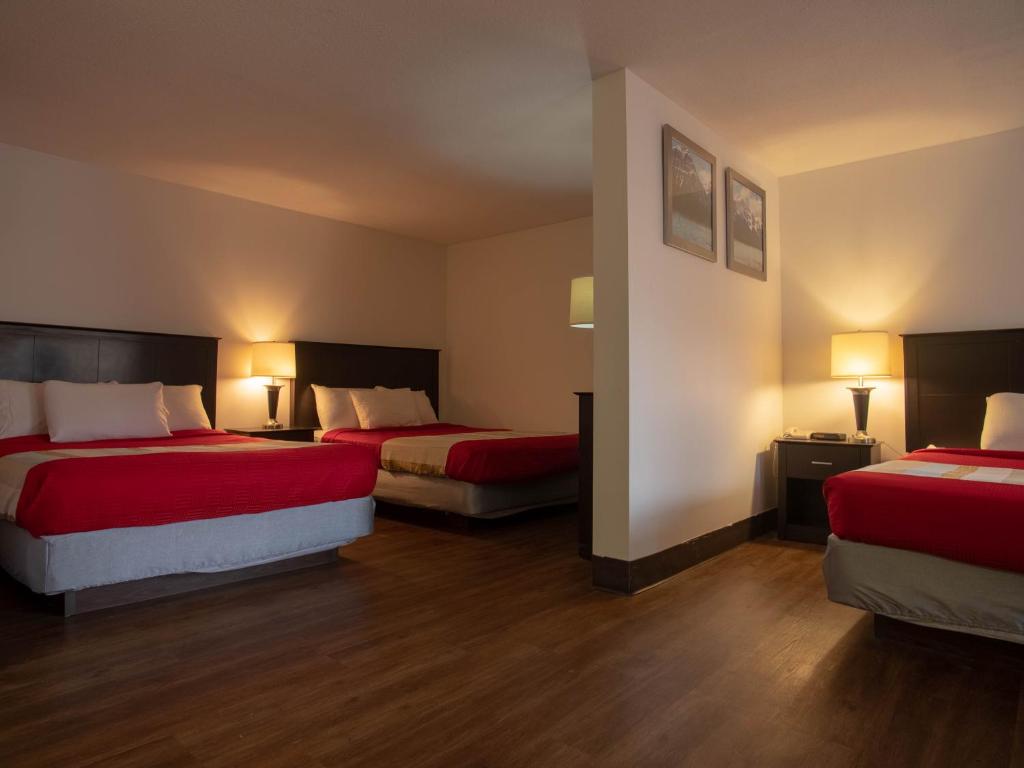 Postel nebo postele na pokoji v ubytování Best Budget Inn & Suites Kamloops