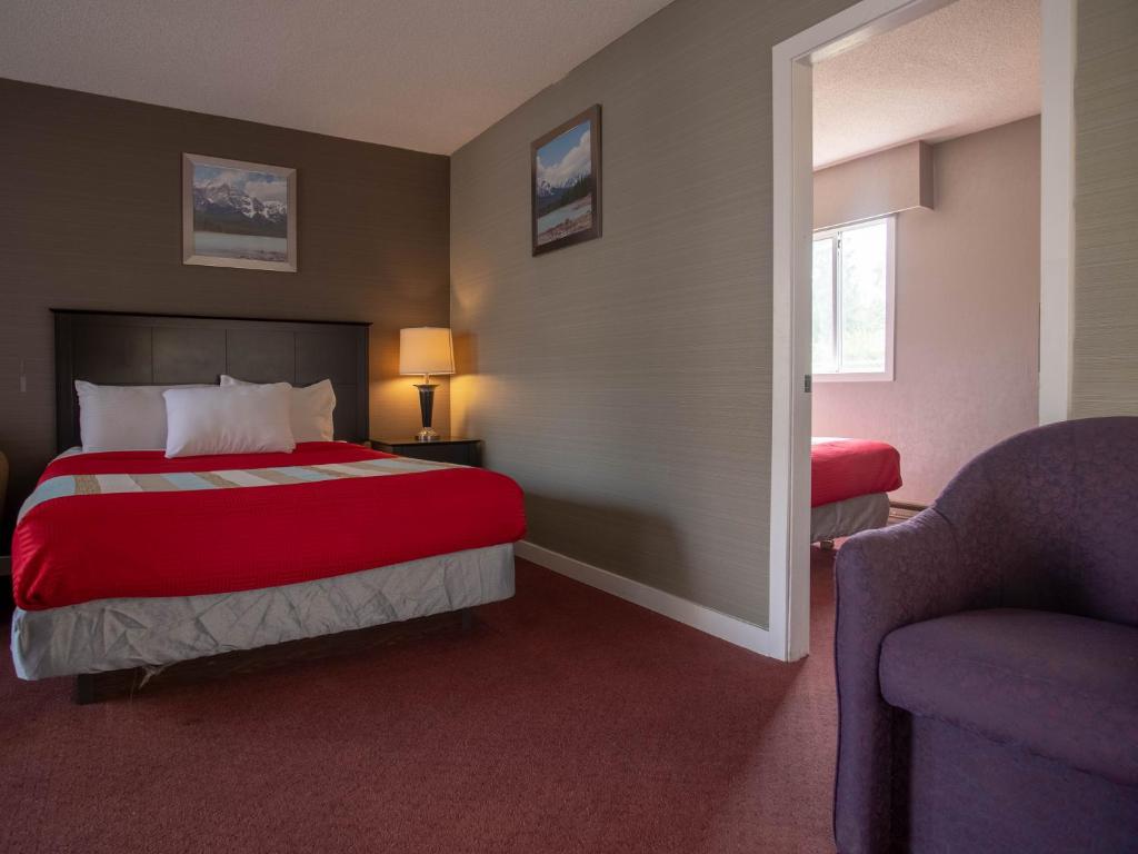 Postel nebo postele na pokoji v ubytování Best Budget Inn & Suites Kamloops
