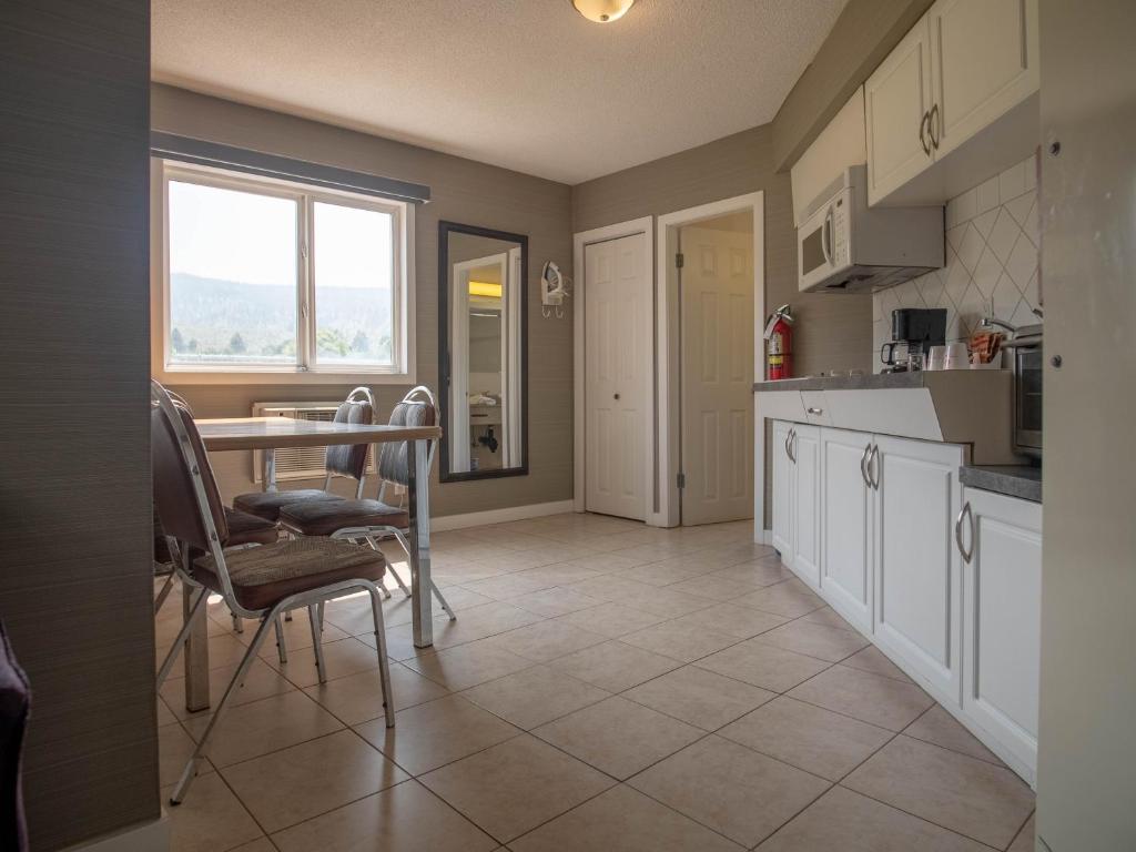 Kuchyň nebo kuchyňský kout v ubytování Best Budget Inn & Suites Kamloops