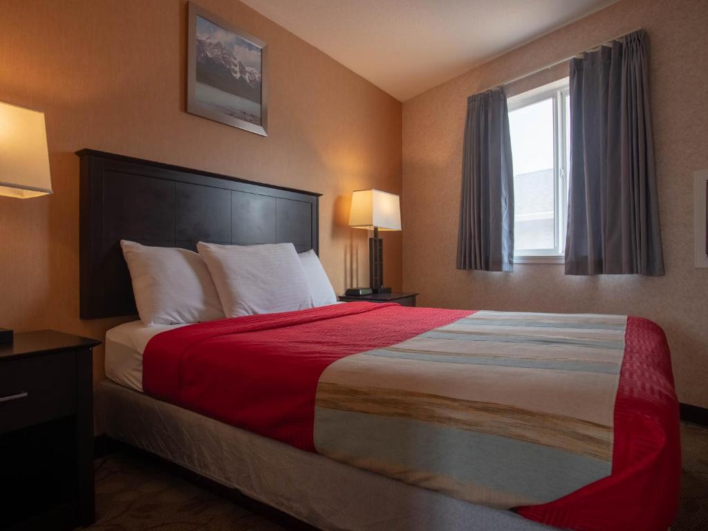 Postel nebo postele na pokoji v ubytování Best Budget Inn & Suites Kamloops