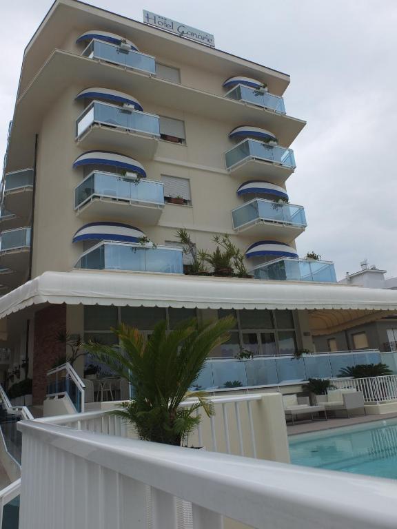 Bazén v ubytování Hotel Canarie nebo v jeho okolí