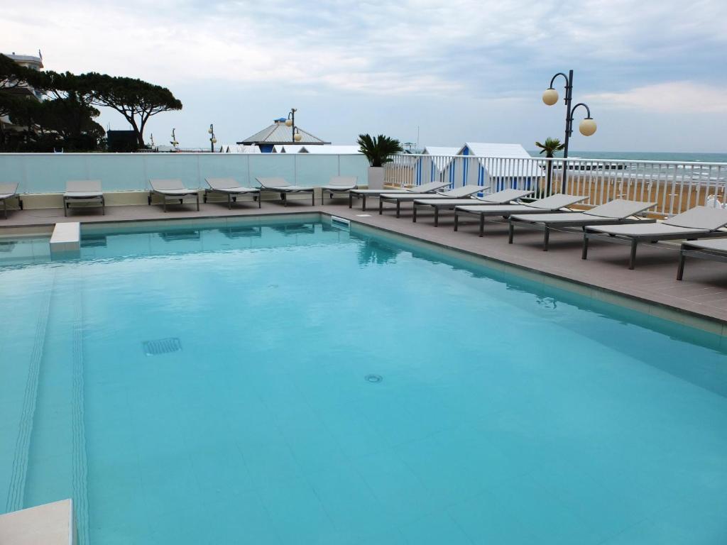 Bazén v ubytování Hotel Canarie nebo v jeho okolí