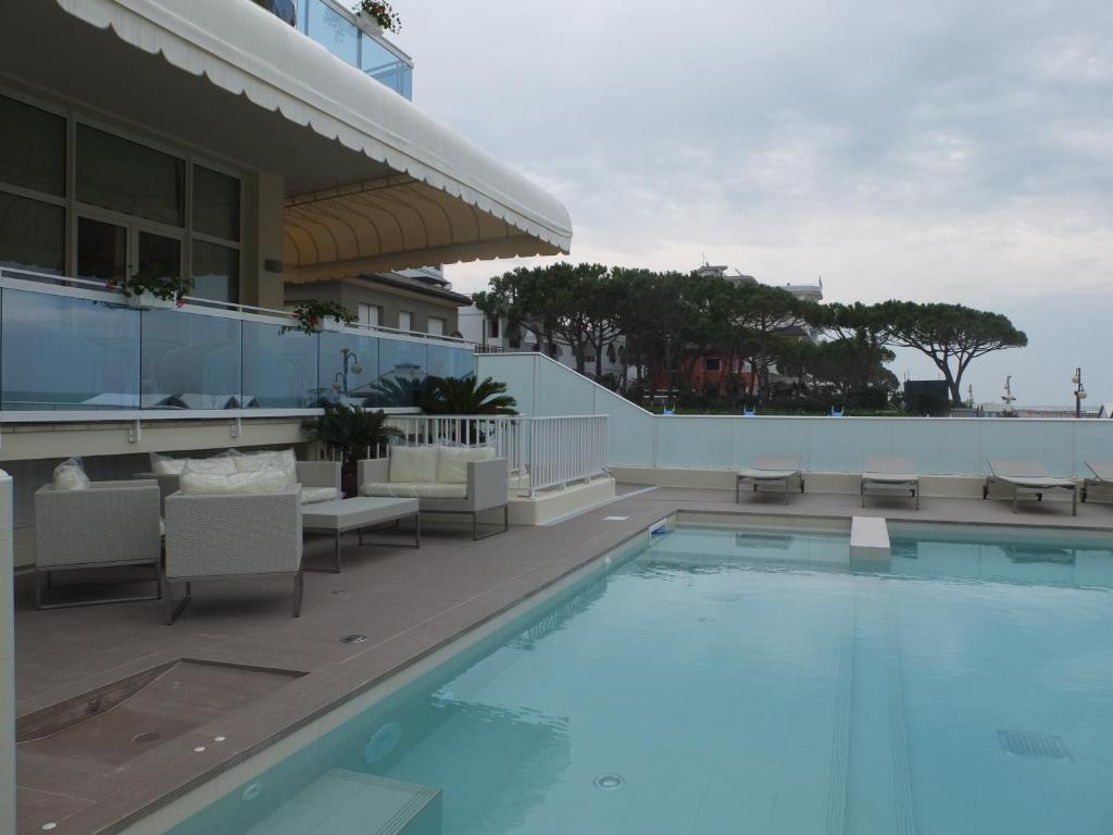 Bazén v ubytování Hotel Canarie nebo v jeho okolí