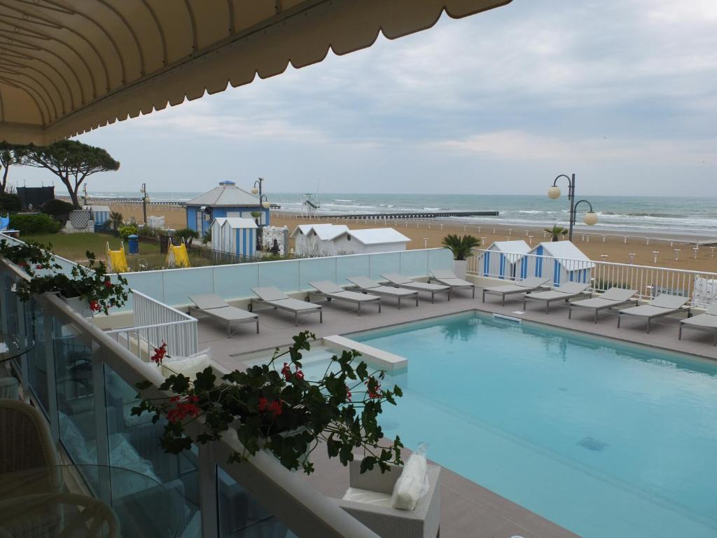 Bazén v ubytování Hotel Canarie nebo v jeho okolí