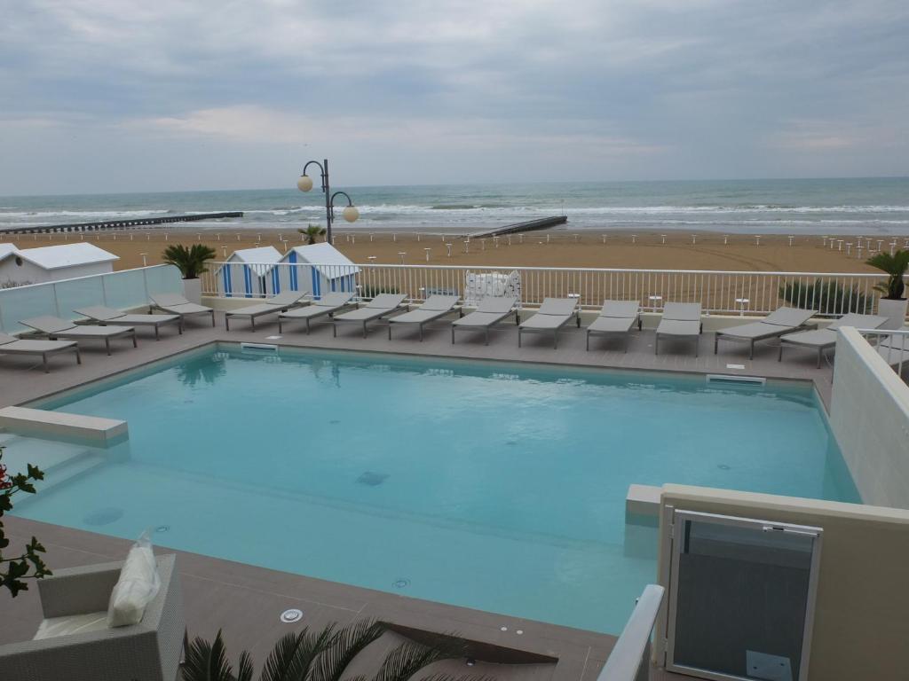 Bazén v ubytování Hotel Canarie nebo v jeho okolí