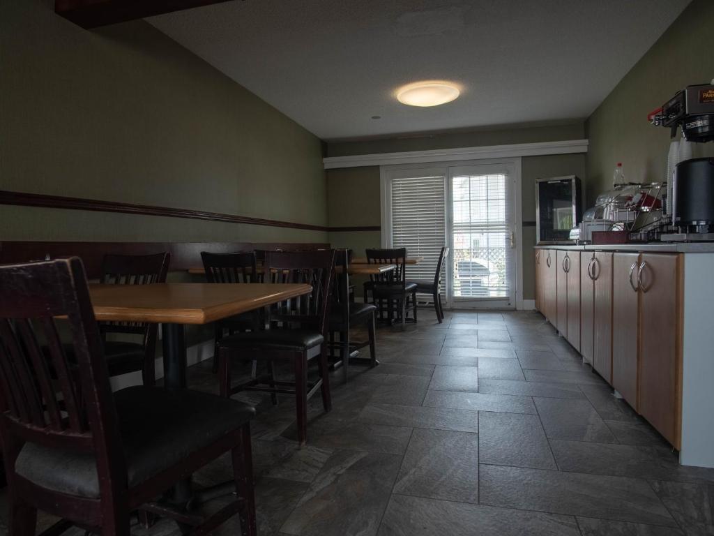 Kuchyň nebo kuchyňský kout v ubytování Best Budget Inn & Suites Kamloops