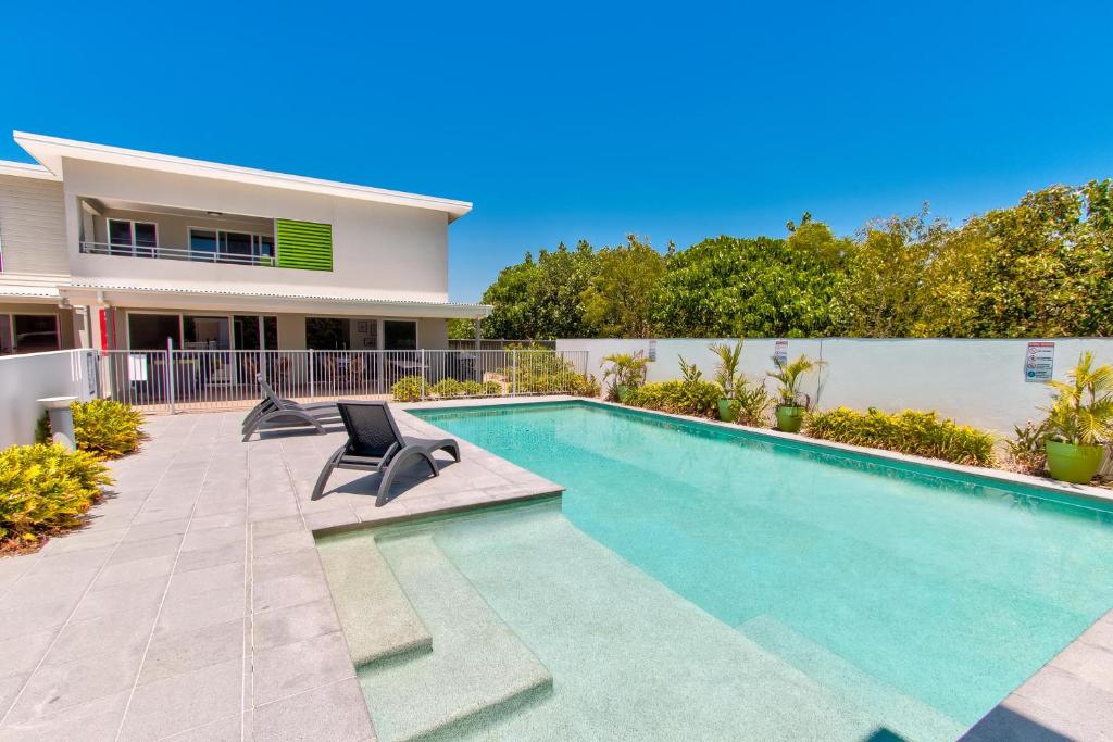 - une piscine en face d'une maison dans l'établissement Mackay Oceanside Central Hotel Official, à Mackay