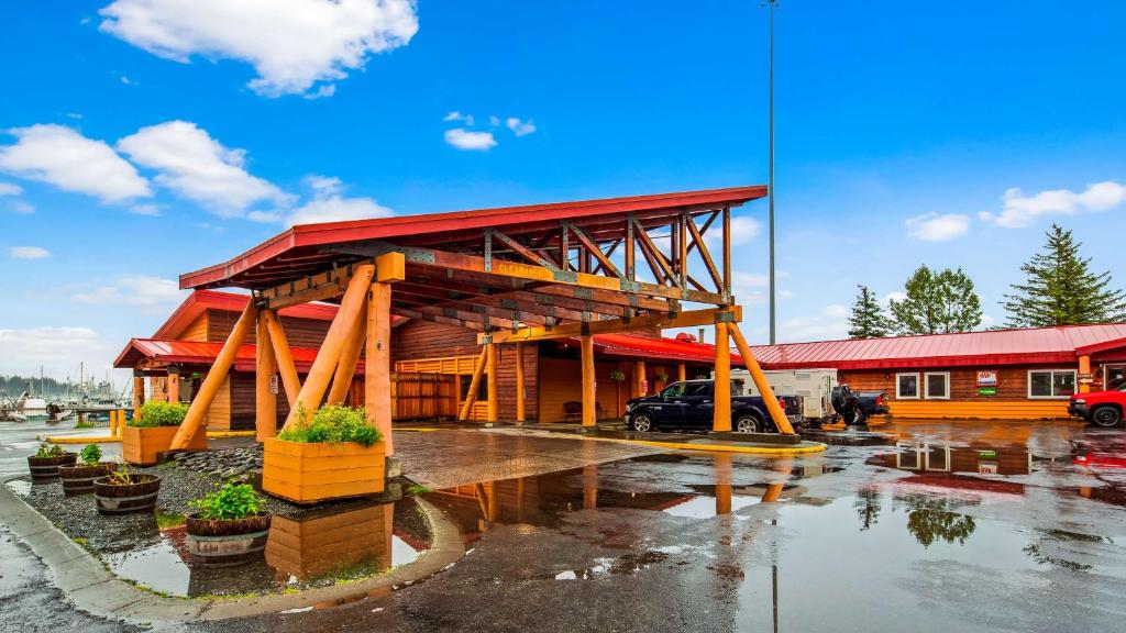 un edificio con tetto rosso in un parcheggio di Best Western Valdez Harbor Inn a Valdez