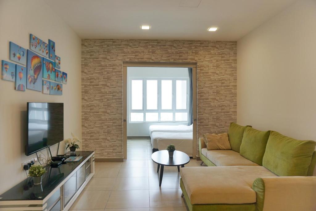 un soggiorno con divano e TV di PM Octagon Ipoh Suites & Apartment 1 a Ipoh