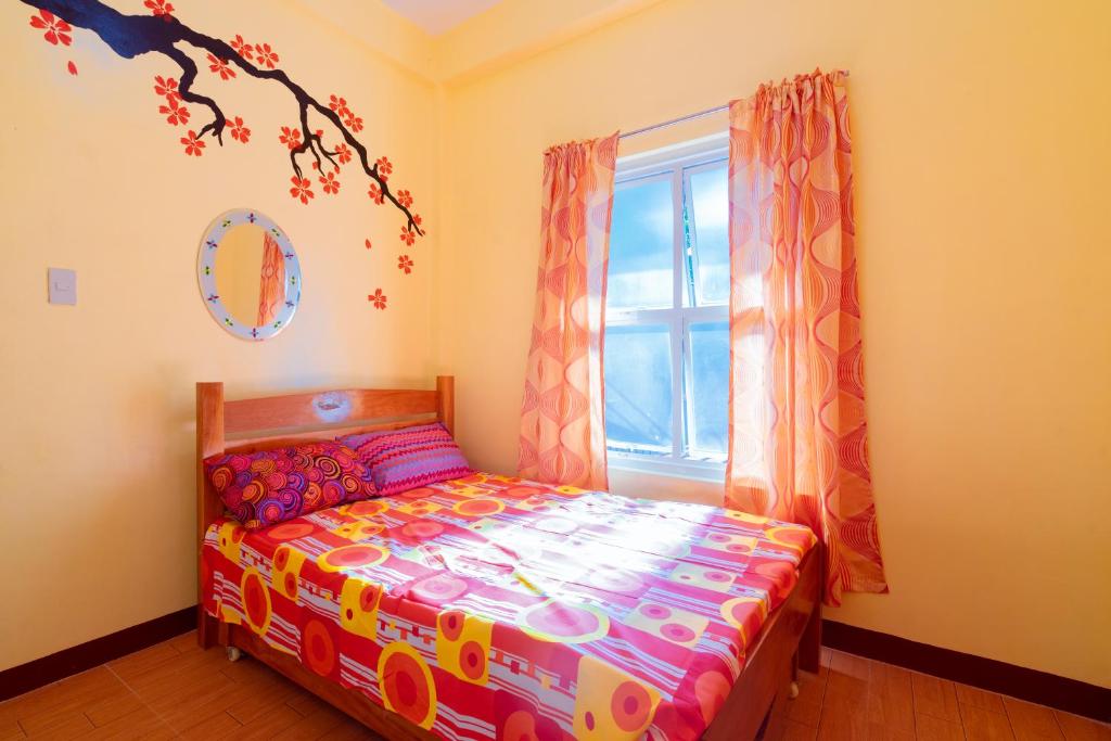 Ліжко або ліжка в номері Joval Homestay