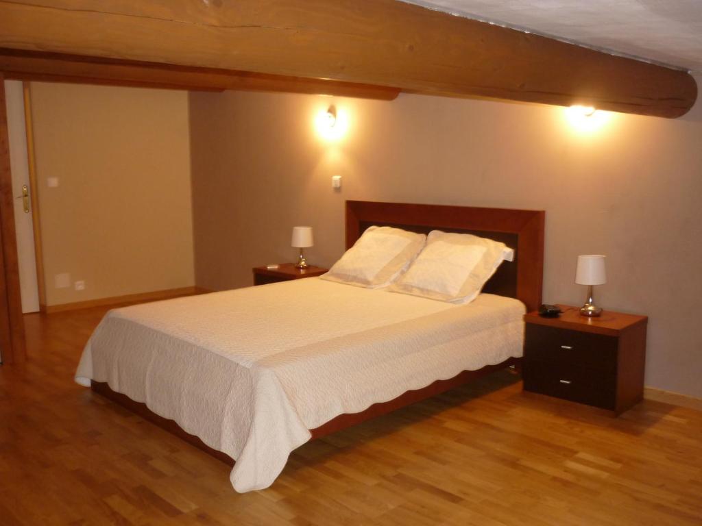 アプトにあるVilla du soleil levantのベッドルーム1室(ベッド1台、ナイトスタンド2台、ランプ2つ付)