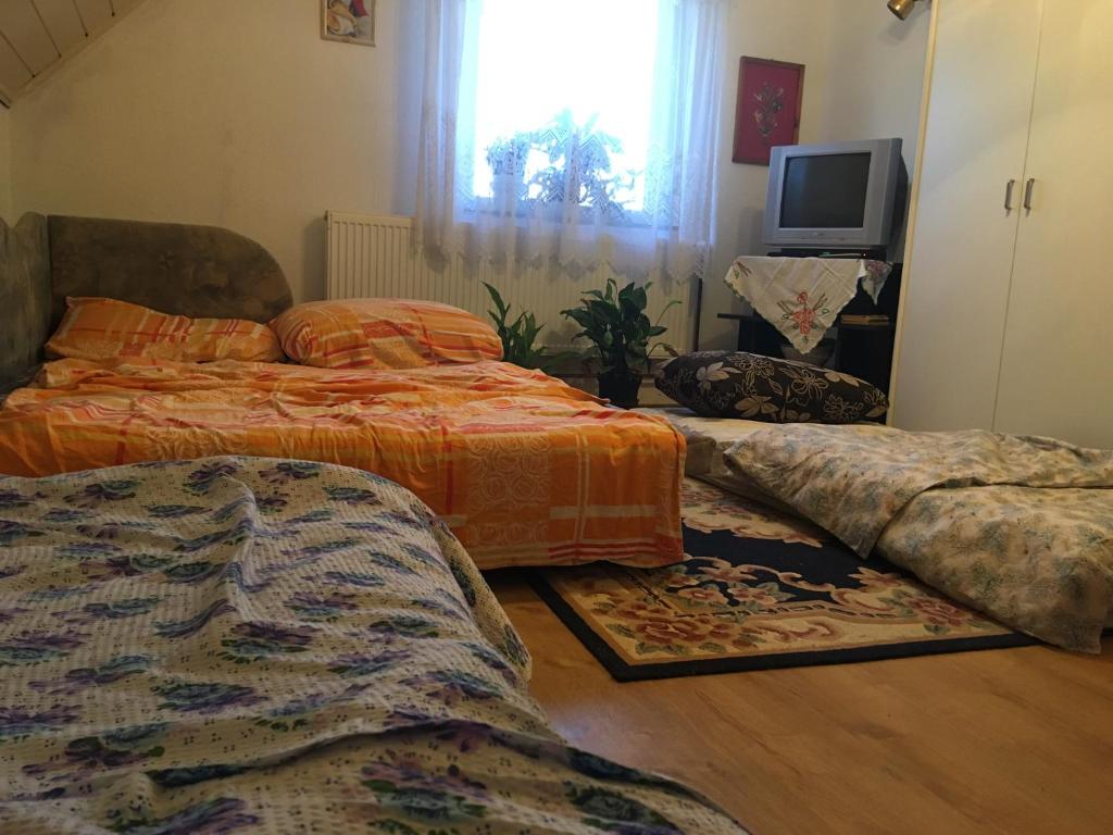 Łóżko lub łóżka w pokoju w obiekcie Lady Margit's Room