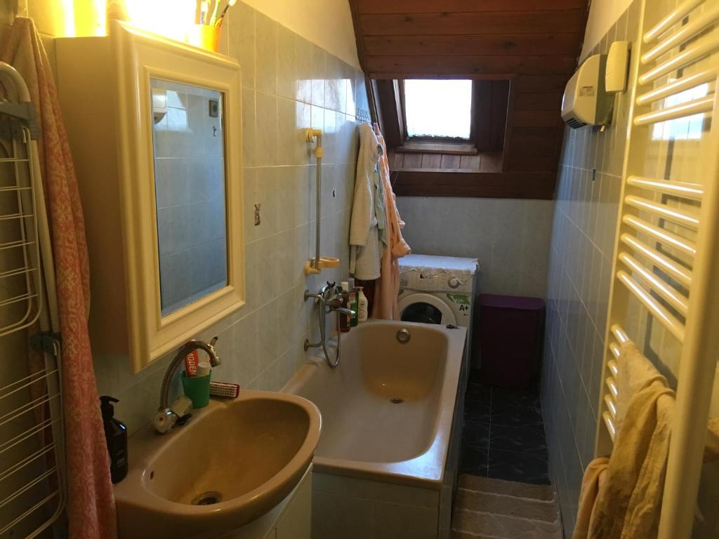 małą łazienkę z umywalką i wanną w obiekcie Lady Margit's Room w mieście Szombathely
