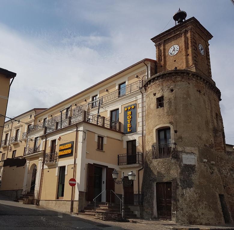 um edifício com uma torre de relógio em cima em Hotel Palazzo Salerno em Roggiano Gravina